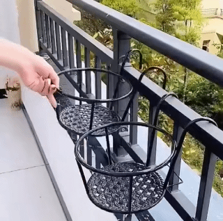 Hanging Flower Stand Balcony Round Flower Pot Basket Iron Railing Fence Hanging Potted Plant Rack Planter Decoration Stand