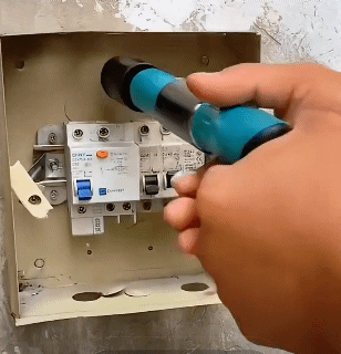 Mini Nail Gun with 50/100 Nails Integrated Silencer - Powerful Ceiling Installation Tool Lightweight Single-Handed Operation Automatic Debris Ejection Suitable for Concrete/Steel Plates/Brick Walls Green Single-Gun