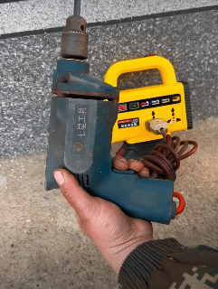 120W 18-21V Lithium-Ion Battery Inverter Compatible with Makita/Dayi/DeWalt/Milwaukee Batteries AC 180-240V+3 USB Ports+Type-C+LED Light Portable Power Station for Outdoor Work and Camping Emergencies