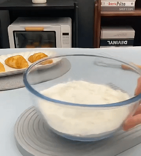 Handheld Flour Sieve Kitchen Plastic Powder Sifter Kitchen Gadget Handheld Flour Sieve Professional Flour Sieves