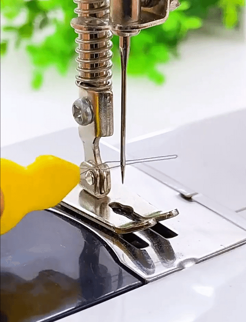 10Pcs Easy Thread Needles Sewing Tools Threader Elderly Sewing Guider Insertion Tool Random Color