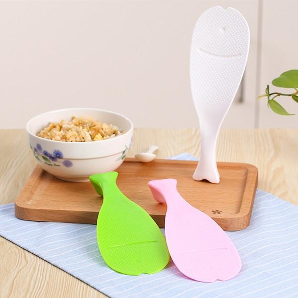 Plastic Standing Fish Rice Scoop Ladle Paddle Nonstick Kitchen Tool Random Delivery