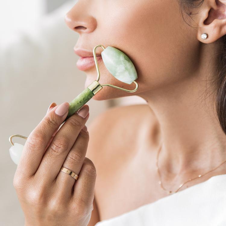 Jade Facial Massage Roller Delay Skin Aging Remove Dark Circles and Bags Under The Eyes